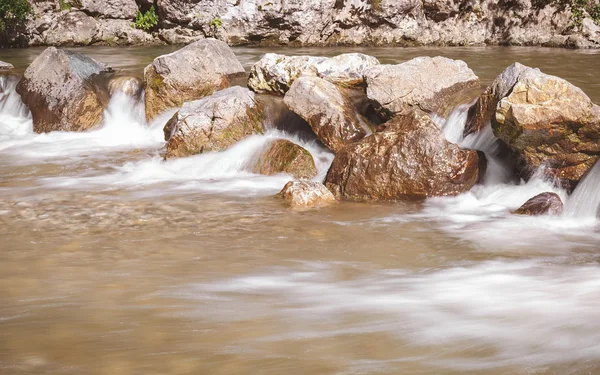 流经岩石的河流 — 图库照片