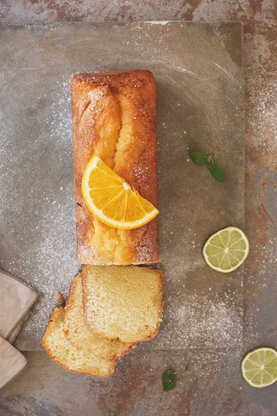 Bolo de laranja siciliano parcialmente fatiado e frutas frescas — Fotografia de Stock