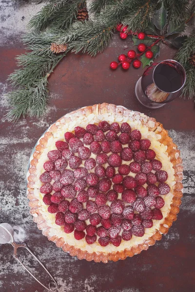 Himbeertorte und ein Glas Wein — Stockfoto