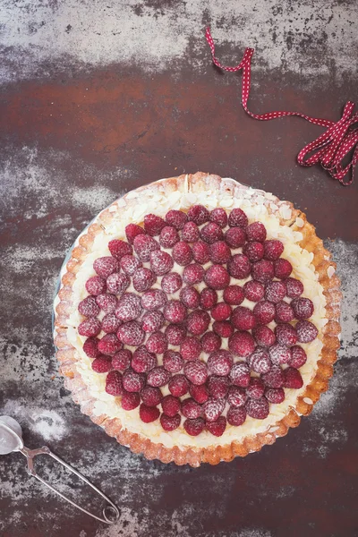 Delicious raspberry tart with vanilla cream and fresh raspberries — Stock Photo, Image