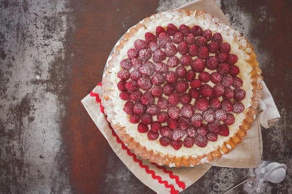Raspberry tart with flaked almonds — Stock Photo, Image