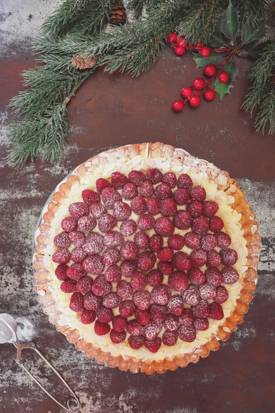 Torta de framboesa com creme de baunilha e framboesas frescas — Fotografia de Stock