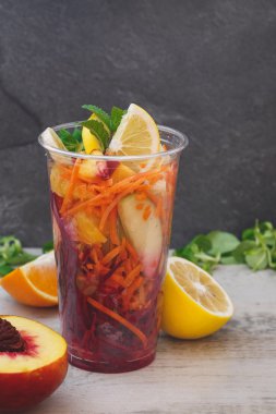 Karışık salata düzenlenen şeffaf plastik bardak götürün 