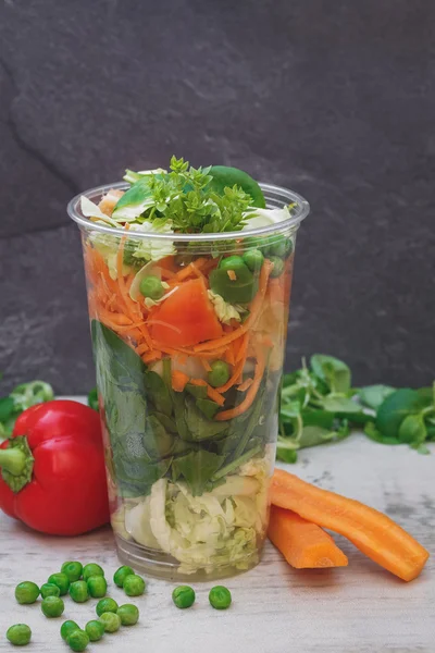 Ensalada de verduras en una taza de plástico transparente para llevar — Foto de Stock