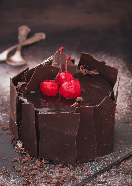 Bolo de chocolate delicioso com cereja de coquetel no topo — Fotografia de Stock