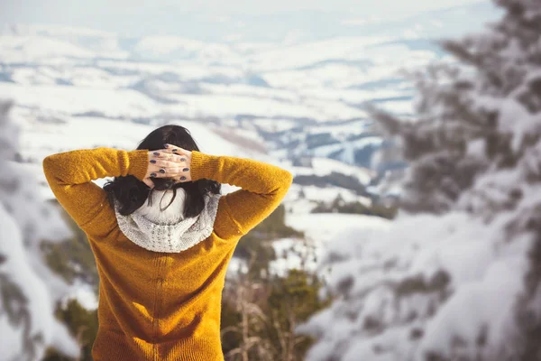 Cestující Žena Těší Krásný Výhled Hory Sníh Ranním Slunci Selektivní — Stock fotografie