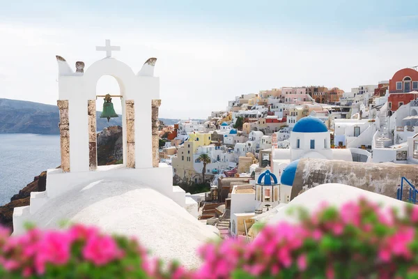Aldeia Oia Através Das Flores Arco Branco Grego Tradicional Igreja — Fotografia de Stock
