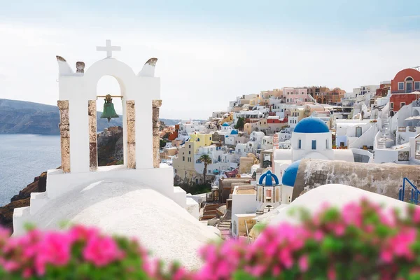 Oia Genom Blommor Och Traditionell Grekisk Vit Kyrka Båge Med — Stockfoto