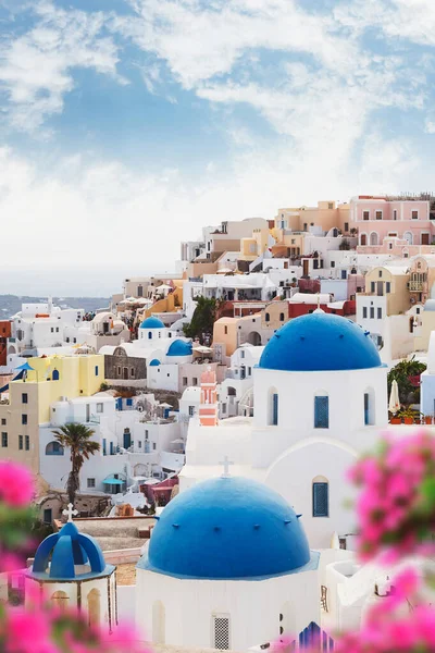Santorini Niebieskie Kopuły Kwiatami Pierwszym Planie Grecki Kościół Prawosławny Niebieskimi — Zdjęcie stockowe