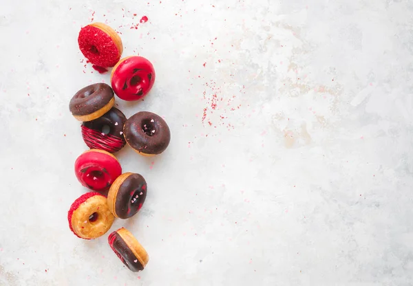 Пончики День Святого Валентина Красочные Мини Пончики Шоколадом Глазурью Сахаром — стоковое фото