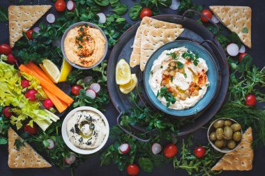 Çeşitli türde humus sosu ve çiğ vejetaryen aperatifler. Üst görünüm, boş boşluk