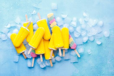 Mavi arka planda dondurmalı egzotik meyveli dondurma. Üst görünüm, boş boşluk