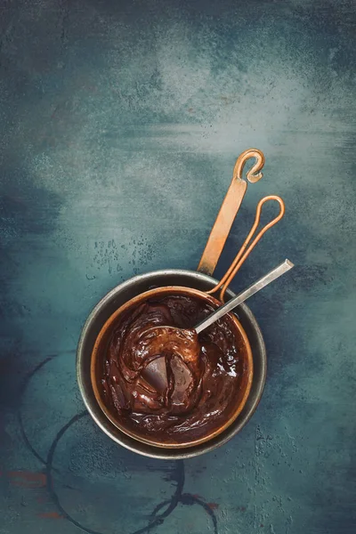 素朴な表面に銅鍋で溶かしたチョコレート トップビュー 空白のスペース — ストック写真