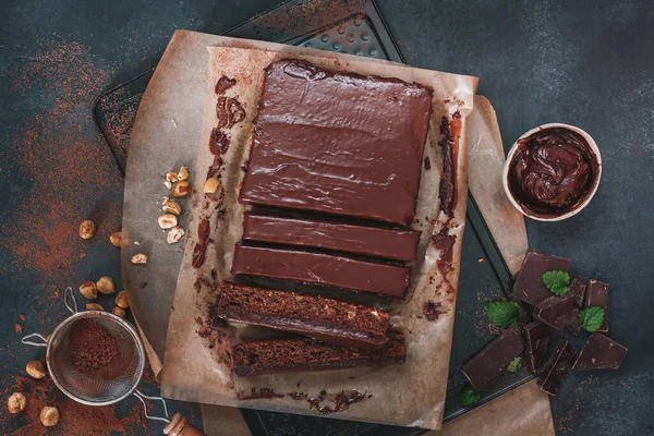 Chokladskivor Med Hasselnötter Och Frön Snuskig Mörk Stämning Ovanifrån Tomt — Stockfoto