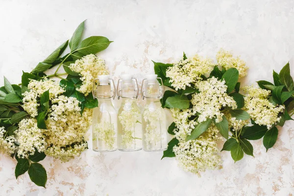 Elderflower Syrup Flip Top Glass Bottles Fresh Elderflowers Top View — Stock Photo, Image