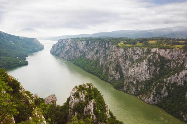 多瑙河上的Djerdap塞尔维亚国家公园多瑙河悬崖 杰尔达普国家公园 塞尔维亚东部 教科文组织在塞尔维亚的第一个地质公园 — 图库照片