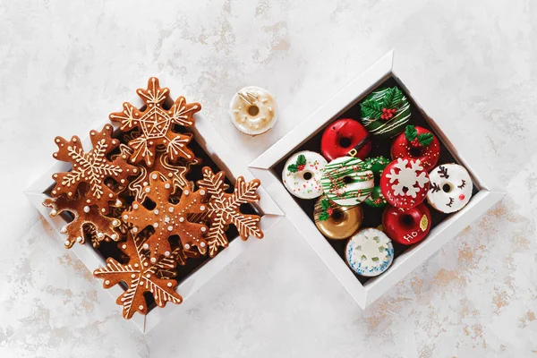 Kerstkoekjes Dozen Kartonnen Dozen Met Donuts Peperkoek Als Geschenk Bovenaanzicht — Stockfoto