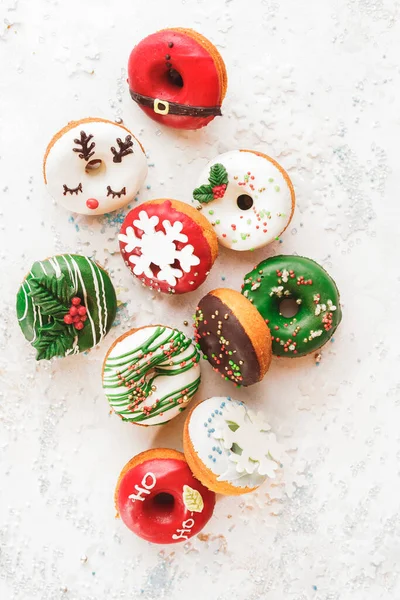 Weihnachtskrapfen Verschiedene Hausgemachte Glasierte Donuts Mit Streusel Auf Weißem Festlichem — Stockfoto