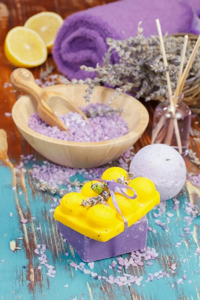 Aromatherapie mit Zitrone und Kräutern — Stockfoto