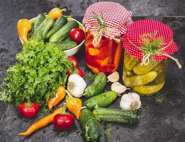 Verduras enlatadas y frescas — Foto de Stock