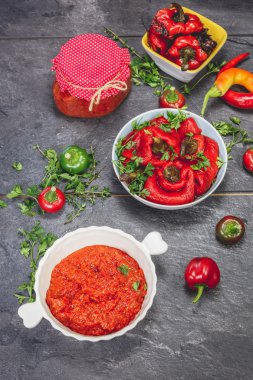 Ajvar, lezzetli közlenmiş kırmızı biber çanak