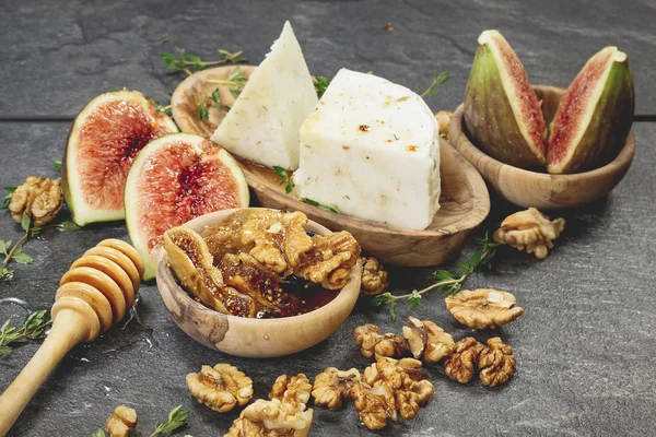 スパイス蜂蜜とヤギのチーズと新鮮なイチジク — ストック写真