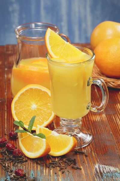 Sumo de laranja e laranjas frescas — Fotografia de Stock