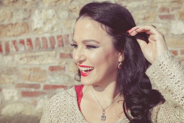 Gülümseyen kadının yakın portresi