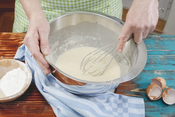 Vrouw maken zelfgemaakte pannenkoeken — Stockfoto