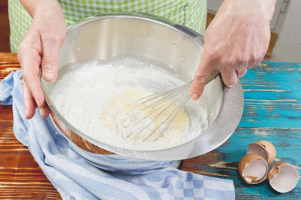 Woman making pancakes — Stock Photo, Image