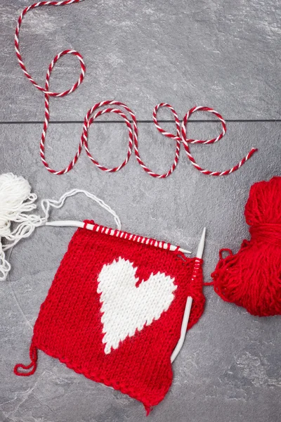 Kézzel készített szív kötött készült fonal a szó "szerelem" — Stock Fotó