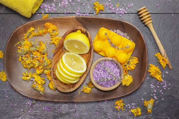 Přírodní kosmetika, citron, levandule a měsíček nebo Calendula — Stock fotografie