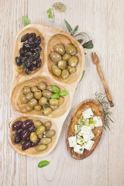 Czarne i zielone oliwki z serem feta — Zdjęcie stockowe