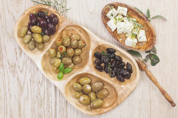 Black and green olives with feta cheese — Stock Photo, Image