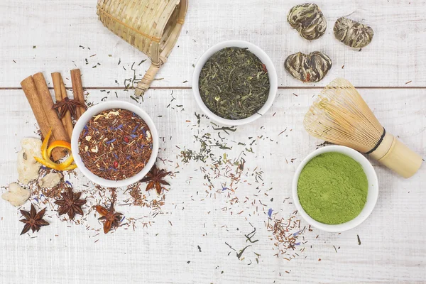 Tè. Tre ciotole di tè - tè verde in polvere, tè cespuglio rosso e tè verde — Foto Stock