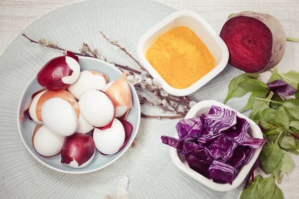 Oeufs de Pâques teinture. Teinture des oeufs de Pâques de manière naturelle — Photo