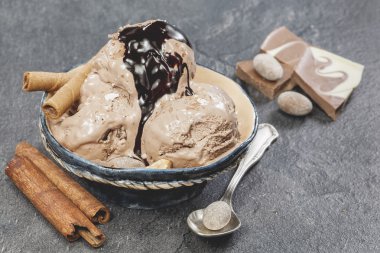 fındık ve çikolata tepesi ile dondurma