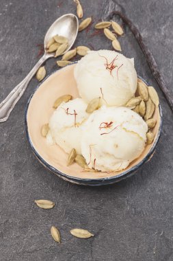 Safran, kakule ve vanilyalı dondurma