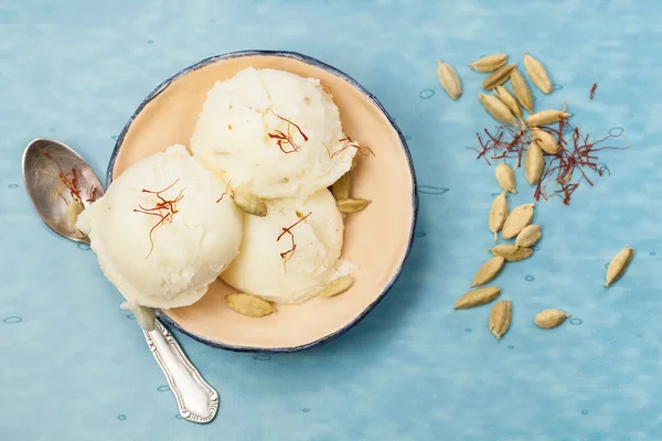 Gelado de açafrão e cardamomo — Fotografia de Stock