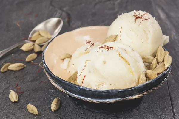 Шафран і кардамоном морозива — стокове фото