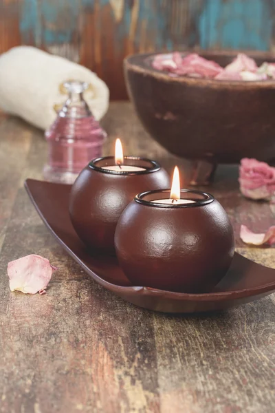 Concepto de spa con velas de aromaterapia y pétalos de rosa roja —  Fotos de Stock