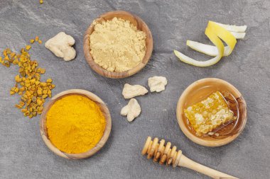 Zencefil, zerdeçal, limon ve bal peteği