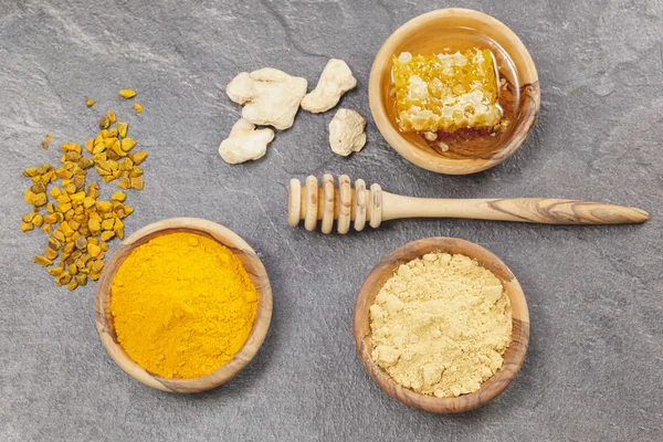 Ginger, Turmeric and honeycomb — Stock Photo, Image