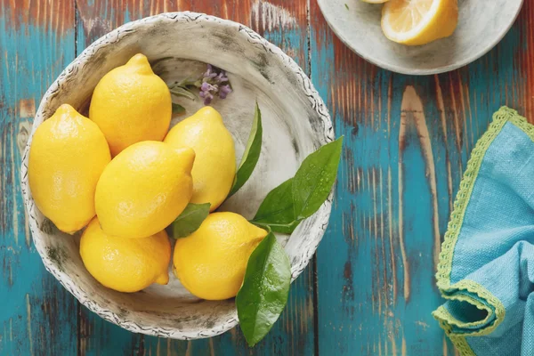 Limoni freschi con foglie — Foto Stock