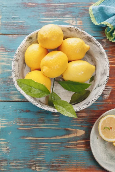 Limones frescos con hojas —  Fotos de Stock
