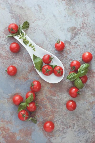 Tomates cherry y albahaca —  Fotos de Stock