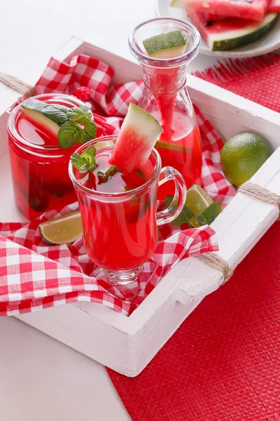 Vattenmelon cocktails på ett rustikt trä bricka — Stockfoto