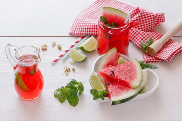 Färsk vattenmelon med juice och pistage — Stockfoto