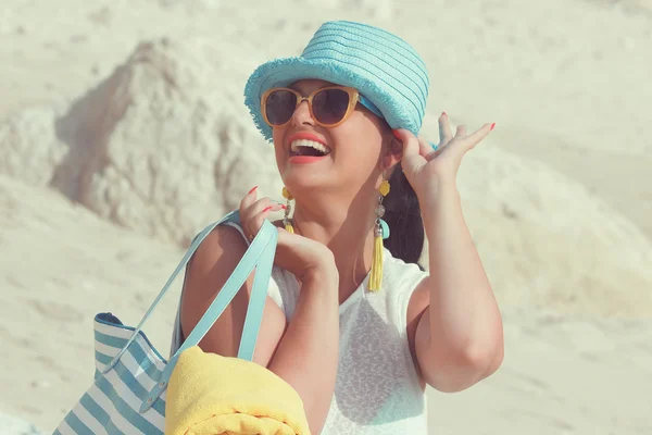 Mujer con bolsa de toallas en la playa de arena — Foto de Stock