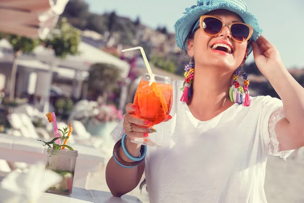 Kvinna anläggning glas cocktail — Stockfoto